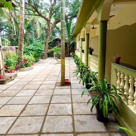 One Love Guest House Morjim Buitenkant foto