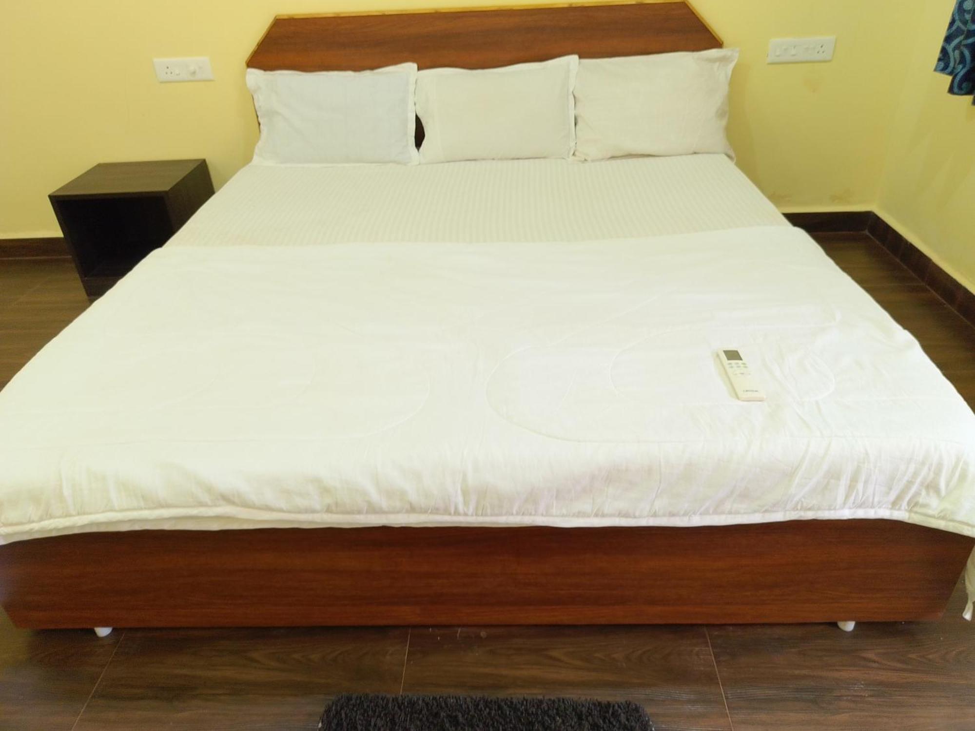 One Love Guest House Morjim Buitenkant foto