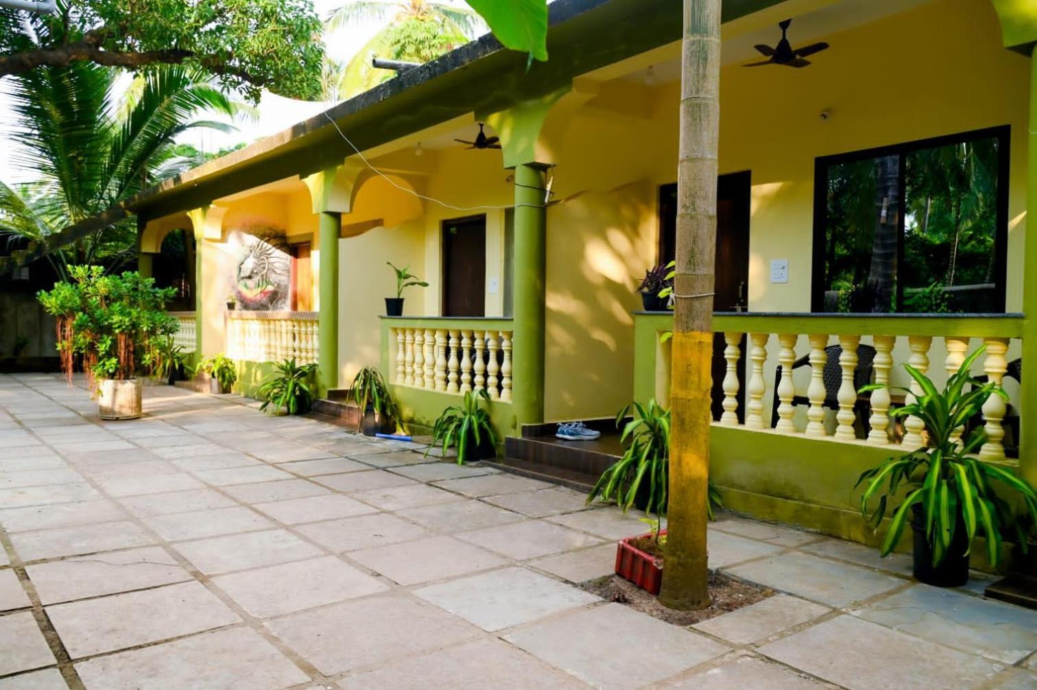 One Love Guest House Morjim Buitenkant foto